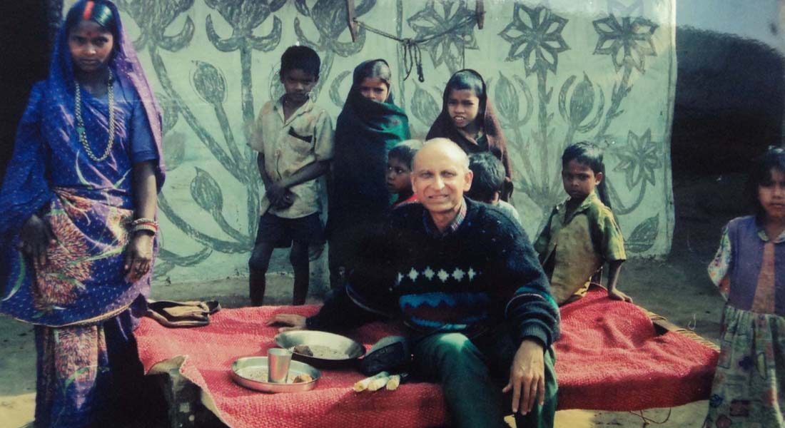 Bullu Imam (front) with Rudhan Devi (left) and children in Jorakath, Hazaribagh, Jharkhand, 1994.